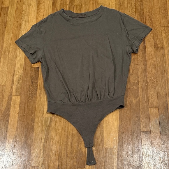 Nuuds | Women’s. Set of Four Casual T-Shirts in Neutral Tones. - Picture 13 of 16